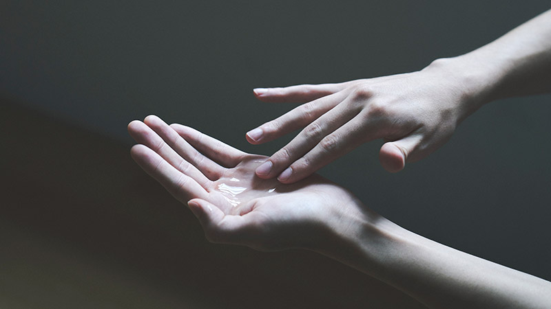 手のひらに取り広げるイメージ写真