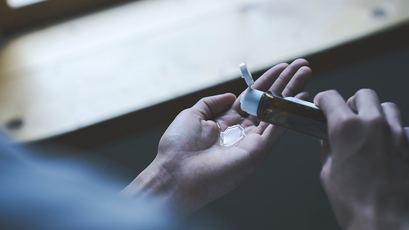 手のひらにサクランボ程度の量を出すイメージ写真