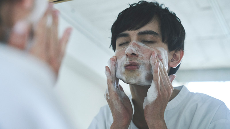 円を描くように優しくマッサージするイメージ写真